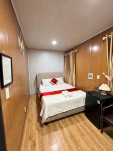 a small room with a bed and a desk at Phúc Đạt Container in Vung Tau