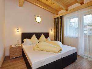 ein Schlafzimmer mit einem großen Bett und einem Fenster in der Unterkunft Ferienhaus Patrick in Sölden