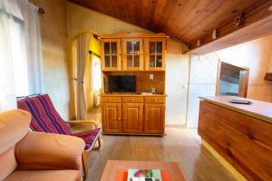 a living room with a couch and a tv at Cuencaloft Lasa Nazareno in Cuenca