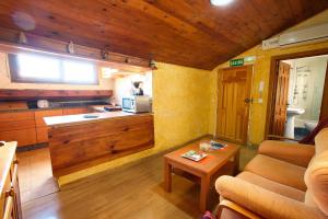 a small kitchen with a couch and a table in a room at Cuencaloft Lasa Nazareno in Cuenca