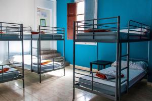 מיטה או מיטות קומותיים בחדר ב-Feetup Home Backpackers Valencia