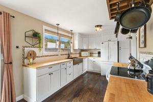 Η κουζίνα ή μικρή κουζίνα στο Hidden Valley Retreat - Foothill Views, Large Yard!