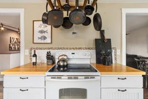 Η κουζίνα ή μικρή κουζίνα στο Hidden Valley Retreat - Foothill Views, Large Yard! +28 φωτογραφίες