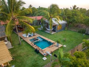 an aerial view of a backyard with a swimming pool at 4 Coqueiros GURIU in Guriú