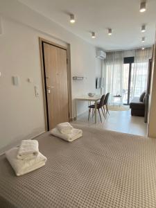 a bedroom with two white towels on a bed at Alki-House in Athens