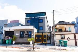 a building with a yellow door on a street at 2-Bedroom Flat Lekki Phase 1 - Pool - Spa in Lekki