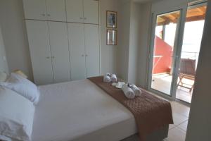 A bed or beds in a room at Blue Bay View - Beach House