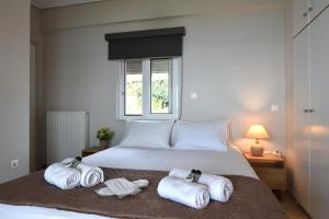 A bed or beds in a room at Blue Bay View - Beach House