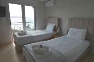 A bed or beds in a room at Blue Bay View - Beach House