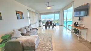 Μια τηλεόραση ή/και κέντρο ψυχαγωγίας στο Large Apartment with Ocean View