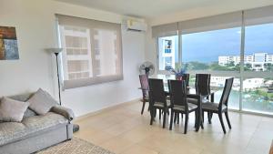 Χώρος καθιστικού στο Large Apartment with Ocean View