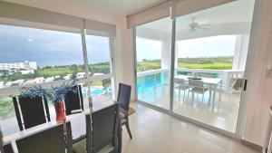 Πισίνα στο ή κοντά στο Large Apartment with Ocean View