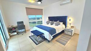 Ένα ή περισσότερα κρεβάτια σε δωμάτιο στο Large Apartment with Ocean View