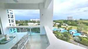 Πισίνα στο ή κοντά στο Large Apartment with Ocean View