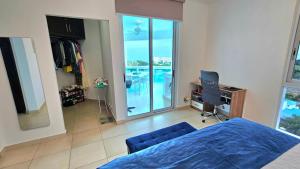 Ένα ή περισσότερα κρεβάτια σε δωμάτιο στο Large Apartment with Ocean View
