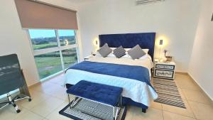 Ένα ή περισσότερα κρεβάτια σε δωμάτιο στο Large Apartment with Ocean View