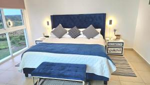 Ένα ή περισσότερα κρεβάτια σε δωμάτιο στο Large Apartment with Ocean View