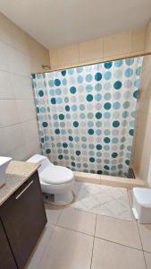 Ένα μπάνιο στο Large Apartment with Ocean View