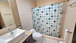 Ένα μπάνιο στο Large Apartment with Ocean View