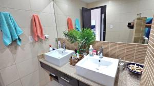 Ένα μπάνιο στο Large Apartment with Ocean View