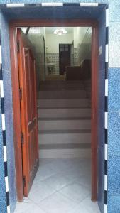 アウリールにあるAwrirの2つの赤い扉がある階段の入り口