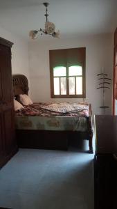 アウリールにあるAwrirのベッドと窓のある寝室