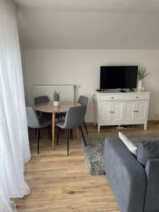TV a/nebo společenská místnost v ubytování Superbe appartement au calme avec vue sur le Lac.