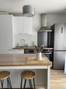 Kuchyň nebo kuchyňský kout v ubytování Superbe appartement au calme avec vue sur le Lac.