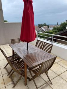 Balkón nebo terasa v ubytování Superbe appartement au calme avec vue sur le Lac.