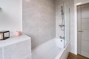 Ένα μπάνιο στο The Warrington Hideaway - Pluxa Rose Gray