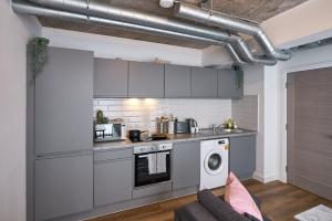 Η κουζίνα ή μικρή κουζίνα στο The Warrington Hideaway - Pluxa Rose Gray +8 φωτογραφίες