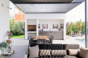 ein Wohnzimmer mit Sofa und Tisch in der Unterkunft Villa Porto Recupera in Kaštela