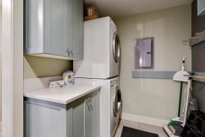 una cocina con refrigerador y lavadora y secadora en Ptarmigan Mountain Chalet, en Vail 18 fotos más