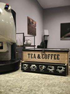 Una caja de té y café sobre una mesa. en Bellini House, en Catania