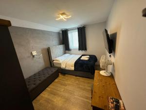 Postel nebo postele na pokoji v ubytování Heart of Hull Hotel