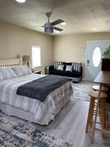 Un dormitorio con una cama grande y un sofá. en Studio B, en Polk City