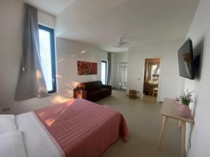 una camera con letto e un soggiorno di B&B Buongiorno Caprarola a Caprarola