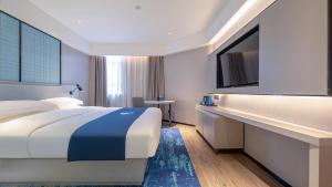 Postel nebo postele na pokoji v ubytování Echarm Hotel Hechi Yizhou Municipal Center Plaza