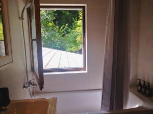 Ski Cottage في Semič: حمام مع حوض استحمام ونافذة