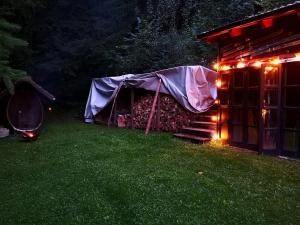 Ski Cottage في Semič: خيمة مع إضاءة في الفناء في الليل +5 صور