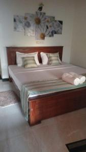 Letto o letti in una camera di Ceylon Beach haven Uppuveli