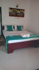 Letto o letti in una camera di Ceylon Beach haven Uppuveli
