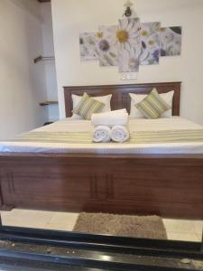 Letto o letti in una camera di Ceylon Beach haven Uppuveli