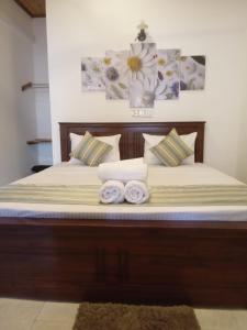 Letto o letti in una camera di Ceylon Beach haven Uppuveli