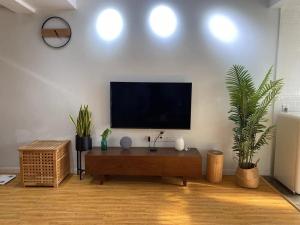 TV a/nebo společenská místnost v ubytování 重庆云山民宿Clouds B&B in Jiefangbei