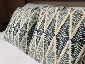 Postel nebo postele na pokoji v ubytování Fryers Cottage Wirksworth, a traditional yet stylish 2-bedroom Peak District cottage