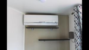 ein Bad mit Klimaanlage in einem Zimmer in der Unterkunft Bungalow Camping 4 à 8 personnes in Les Mathes