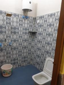 RADHA APARTMENTS Stay的一间浴室
