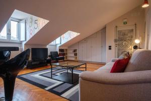una sala de estar con un sofá y una mesa en Vicario Suites, en Roma