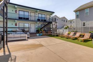 a backyard with two benches and a house at Wildwood Condo Community Pool, Walk to Beach! in Wildwood